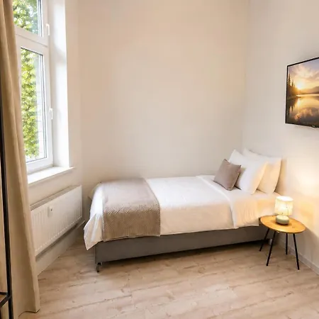 Zentrale - 4 Zimmer, 6 Einzelbetten, Wifi, Kueche, Self Check-in Apartment Bitterfeld-Wolfen