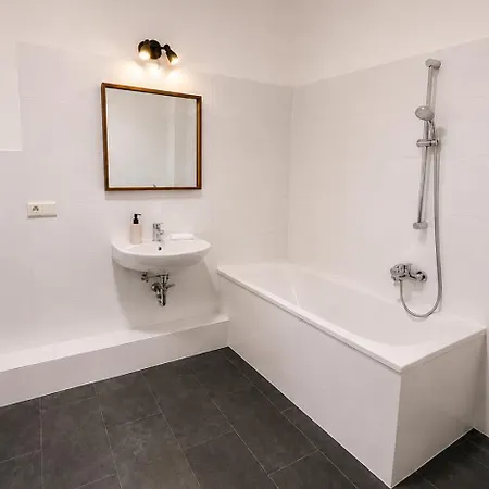 Helle In Zentraler Lage - 4 Zimmer, Boxspringbetten, Wifi, Kueche, Self Check-in *